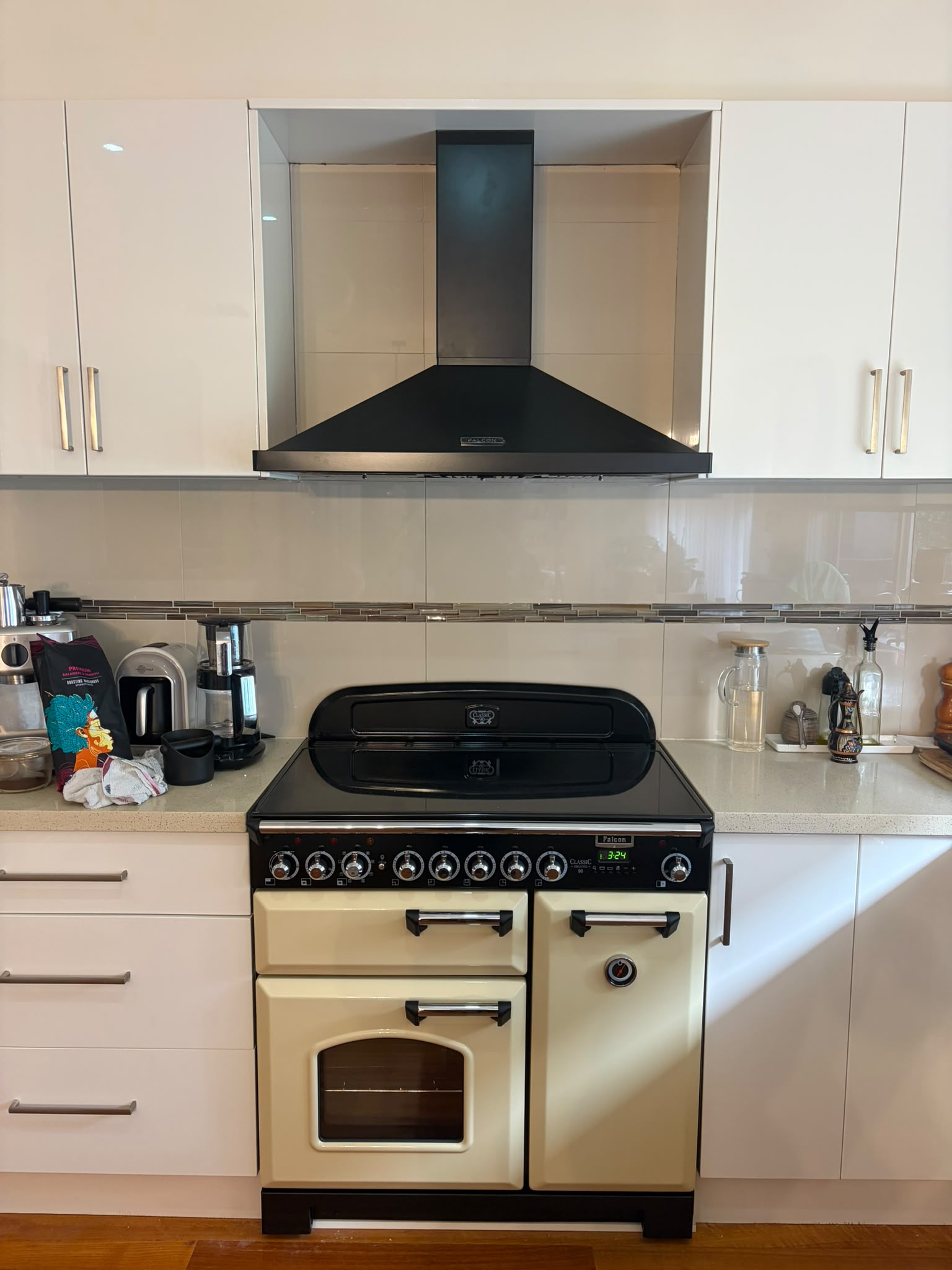 Classic range cooker and rangehood installation